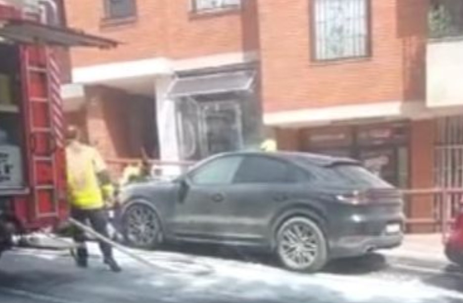 Vatrogasci brzo reagovali: Zapaljen skupocjeni “porše”