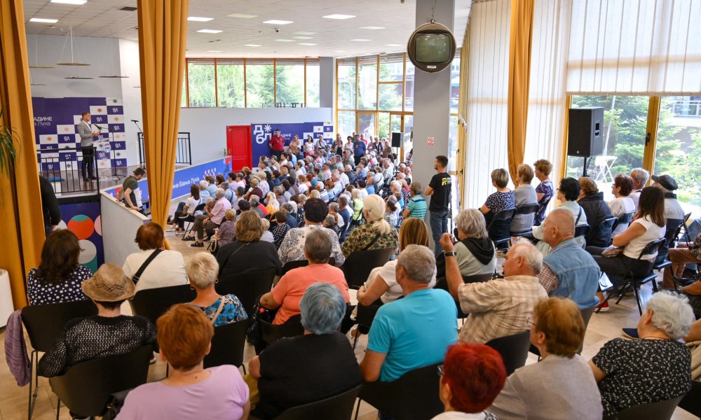 Olakšica za penzionere: Stanivuković uručio nove kartice za besplatan prevoz
