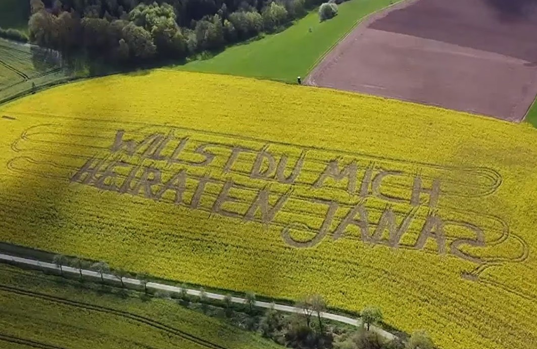 Vrlo neobičan način: Zaprosio djevojku uz pomoć traktora i kosilice VIDEO