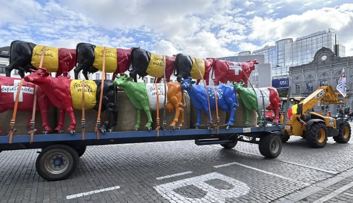 Traže veće prihode: Proizvođači mlijeka protestovali u Briselu