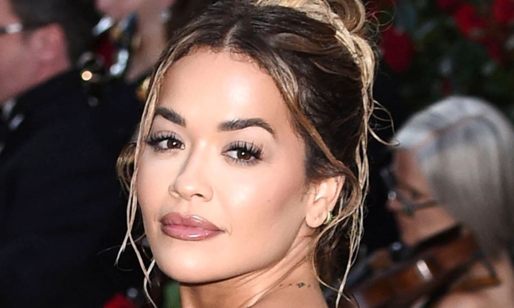 Modni šok! Albanska pjevačica “gola” na crvenom tepihu VIDEO