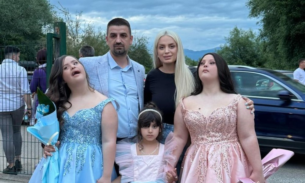 Sara Bero nikad ponosnija: Bliznakinje sa Daunovim sindromom blistale na maturi