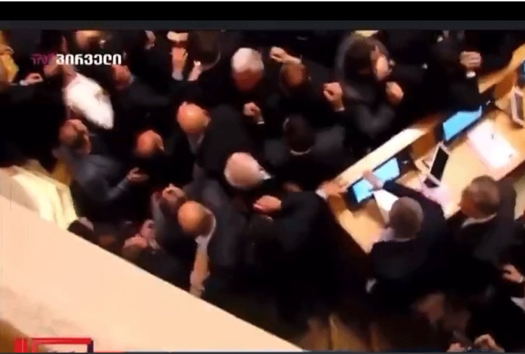 Haos u gruzijskom parlamentu: Poslanici se potukli prije glasanja o zakonu “o stranim agentima” VIDEO