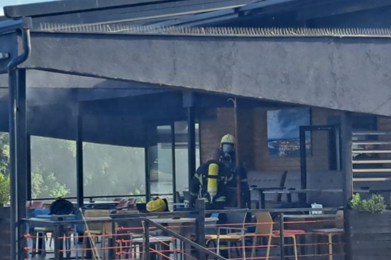 Zapalila se kutija sa osiguračima: Požar na splavu, gosti evakuisani