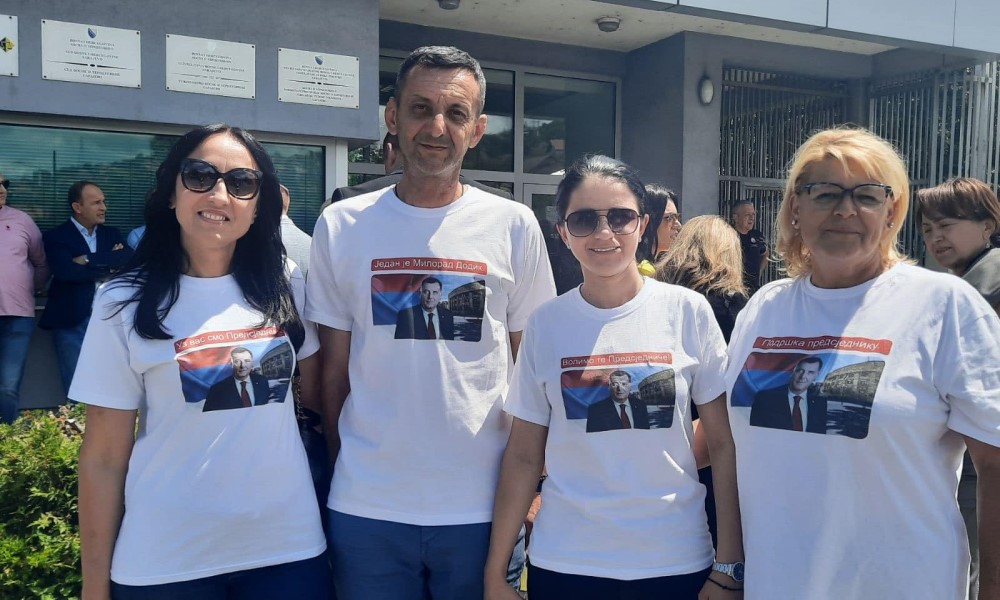 Podrška za Dodika i Lukića: Okupio se veliki broj građana ispred Suda BiH FOTO