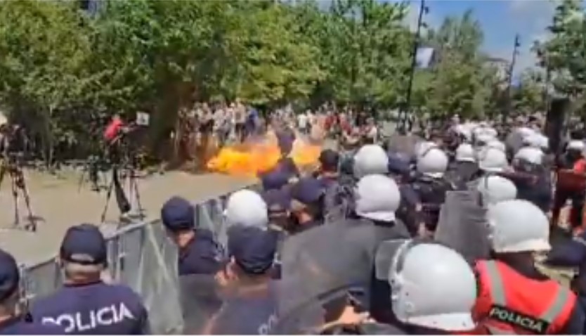 Novi opozicioni protest: Eksplozije u Tirani, policajci na meti VIDEO