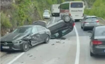 Teška nesreća: Sudar tri automobila, jedan završio na krovu VIDEO