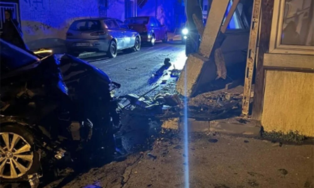 Izbjegnuta tragedija: Mladić i djevojka se vozilom “zakucali” u kuću