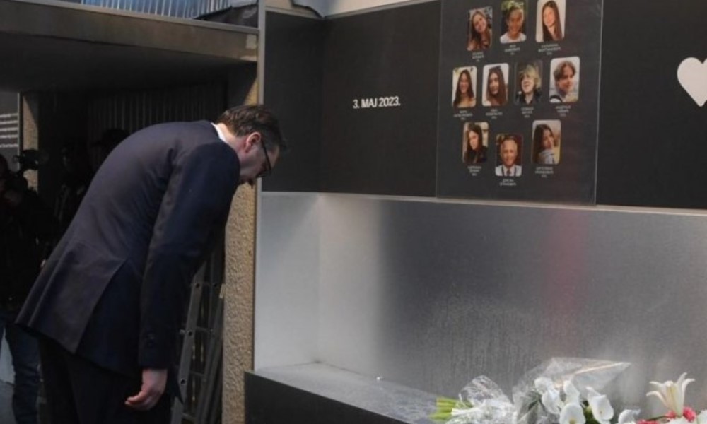 Godišnjica ubistva učenika i radnika: Vučić položio cvijeće u školi “Vladislav Ribnikar”