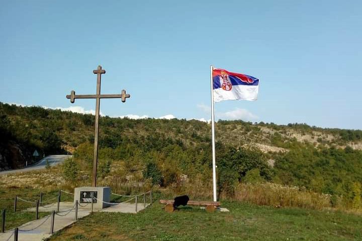 U znak podrške Vučiću i Dodiku: Vijori se srpska trobojka na ulazu u Drvar