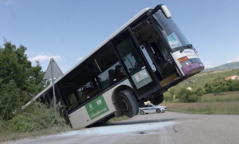 Za dlaku izbjegnuta tragedija! Autobus koji je prevozio školarce zapalio se, pa sletio s puta