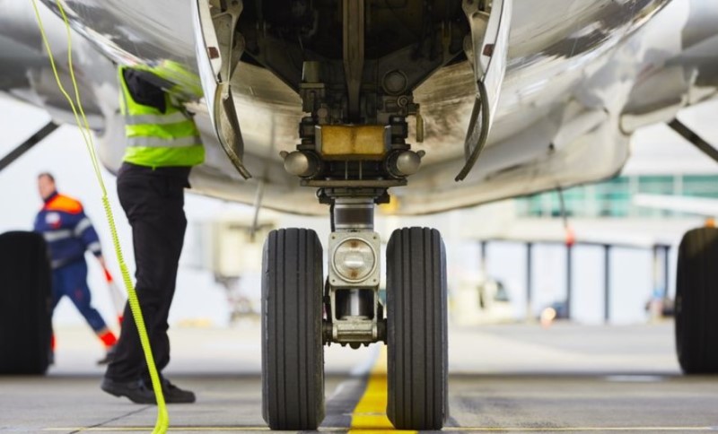 Horor na aerodromu: Motor aviona usisao muškarca