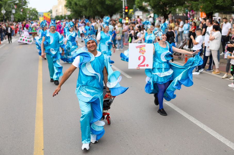 Pjesma, ples i mnoštvo šarenih kostima obilježili Međunarodni banjalučki karneval FOTO