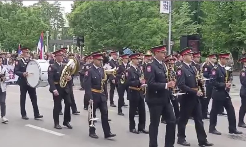 Učesnici nose slike predaka: Maršom “Besmrtnog puka” u Banjaluci počelo obilježavanje Dana pobjede