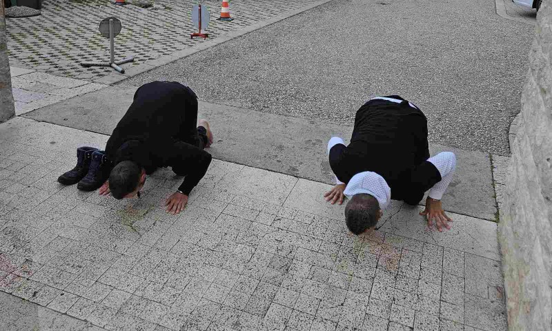 Hodočašće za pomoć samohranoj majci: Braća Jokić stigli do manastira Ostrog FOTO