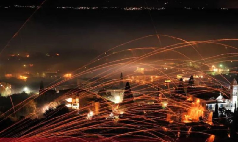 Neobična tradicija veče uoči Vaskrsa: Dvije crkve ispaljuju ‘rakete’ jedna na drugu VIDEO