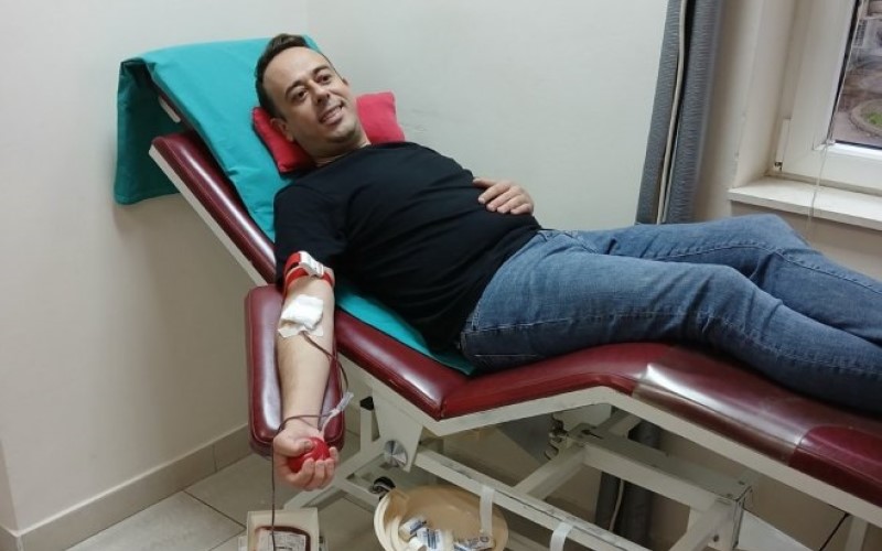 Humanost na djelu: Dragocjenu tečnost darovali medijski radnici iz Trebinja