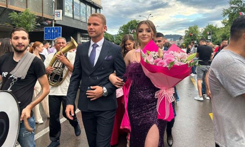 Ruku pod ruku sa gradonačelnikom Banjaluke: Stanivuković i večeras pratnja maturantkinji