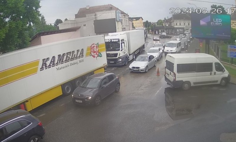 Izlaz iz BiH “krcat”: Gužve na više graničnih prelaza prema Hrvatskoj