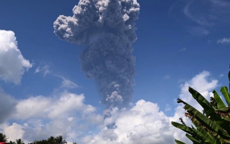 Erupcija vulkana Ibu: Najviši nivo uzbune na indonežanskom ostrvu VIDEO