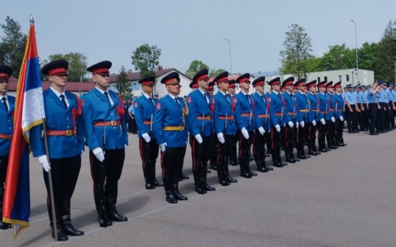 Uspješno završili školovanje: U Zalužanima promocija kadeta Policijske akademije i SAЈ-a