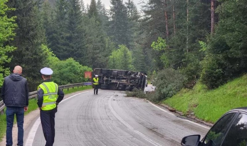 Saobraćajka na jutro: Prevrnuo se kamion u BiH, vozač hitno prevezen u bolnicu