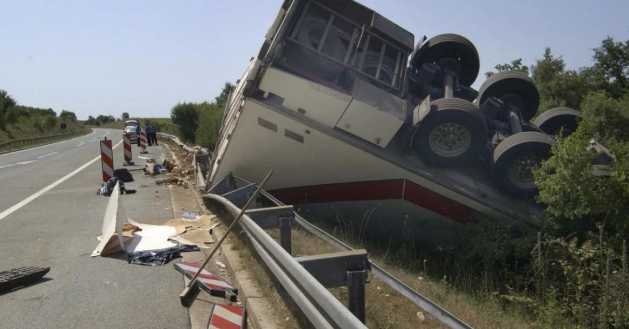 Kamion sletio u ponor: Saobraćaj obustavljen, stvorile se kilometarske kolone