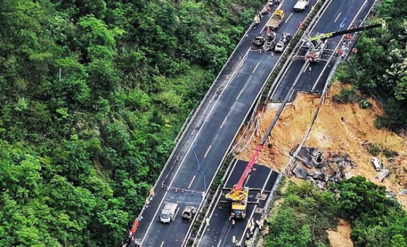 U provaliju pala 23 vozila: Broj poginulih u urušavanju dionice auto-puta povećan na 36