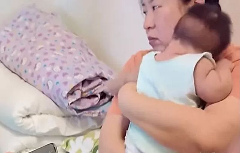 Dadilja ostavljena sa malim djetetom, a roditelji djeteta pobjegli!