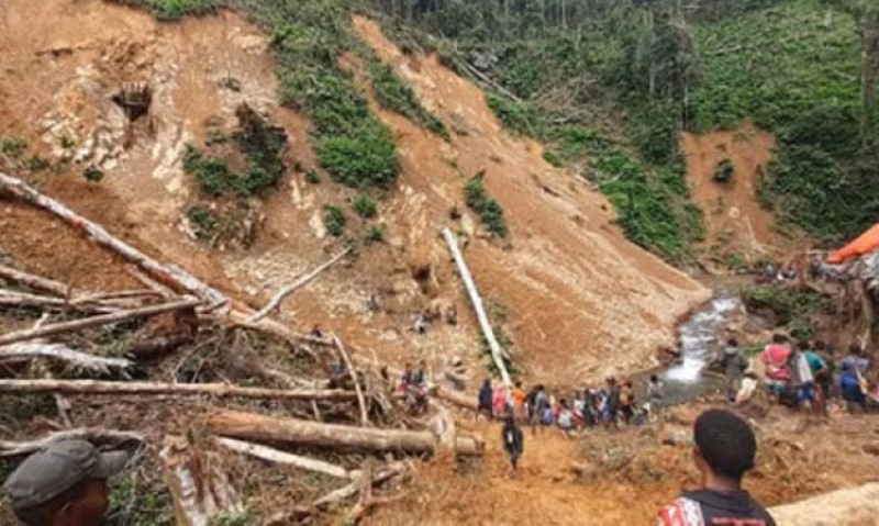 Strahota u zabačenom selu! Strahuje se da je oko 100 ljudi poginulo jutros u velikom klizištu
