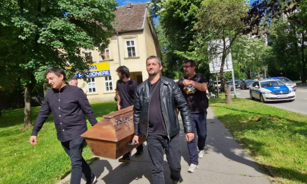 “Sahrana” preko puta Narodne skupštine: Restart ispratio demokratiju FOTO/VIDEO