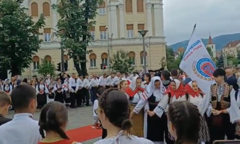 Učesnici “Besmrtnog puka” pokazali zavidnu energiju: Kozaračko kolo u srcu Banjaluke VIDEO