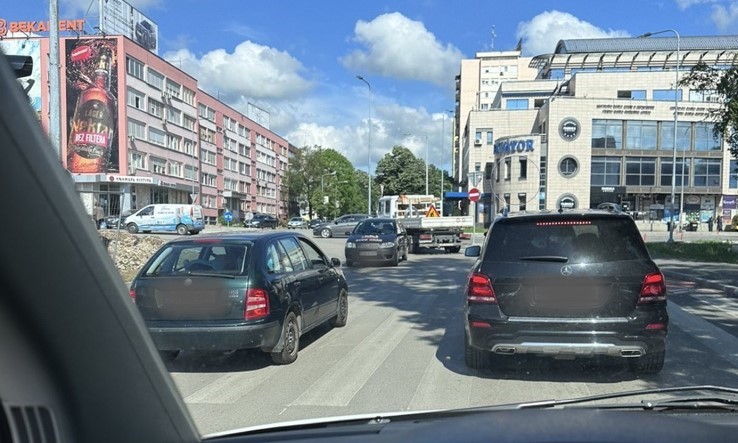 Opasnost u kružnom toku u centru Banjaluke: Još jedan vozač u kontra smjeru