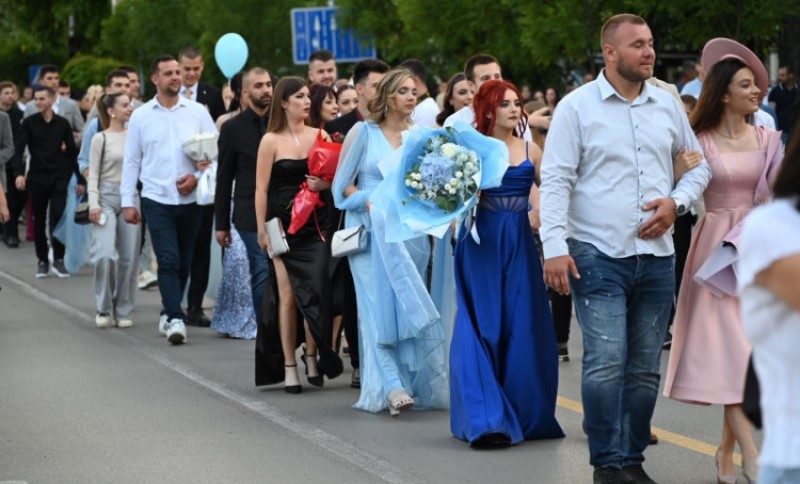 Banjaluka i večeras odisala mladošću i ljepotom: Maturanti prodefilovali centrom grada