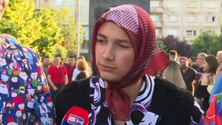 Maturant se ovako pojavio na proslavi: “Ja sam Anđelka, ovo su moji unuci” VIDEO