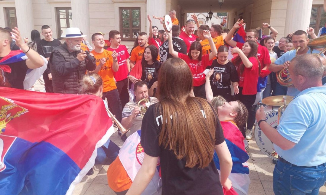 Maturanti širom Srpske od danas slave: Ulice uljepšali pjesmom i mladošću VIDEO
