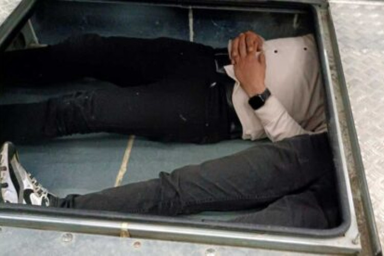 Spriječen pokušaj krijumčarenja: Pronađeni migranti skriveni u gazištima autoprikolice