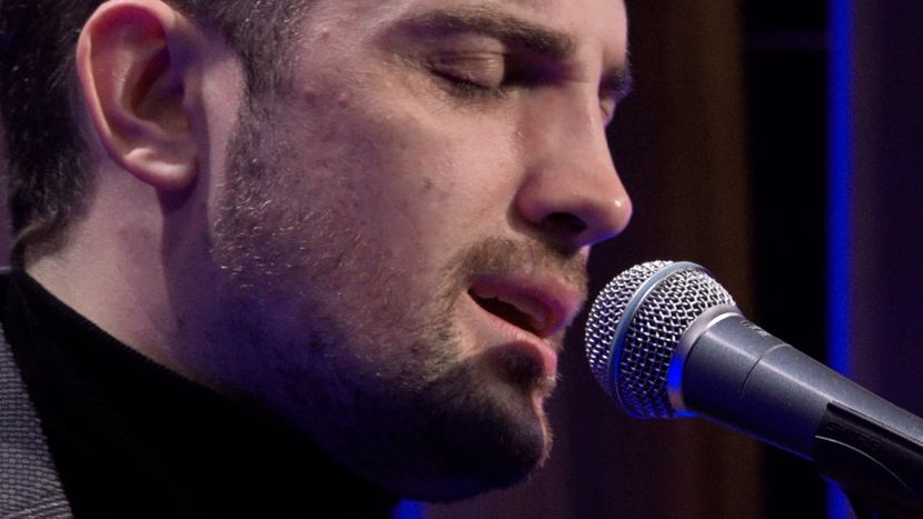 Mirza Selimović slomljen nakon smrti majke, objavio potresne stihove: “Suze idu gledajući tu tugu” VIDEO