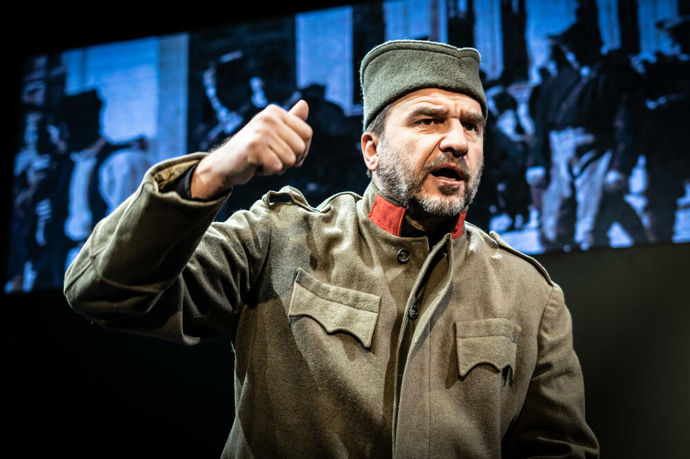 Jezdić tumači lik Ostojića: Monodrama “Knjiga o Milutinu” 300. put na sceni u Zvezdara teatru