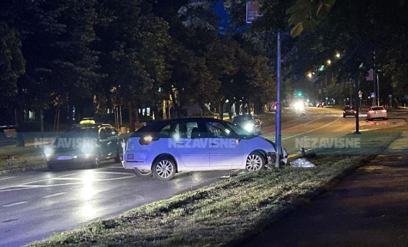 Saobraćajka u Banjaluci: Automobilom se zabio u stub ulične rasvjete, stigla policija VIDEO