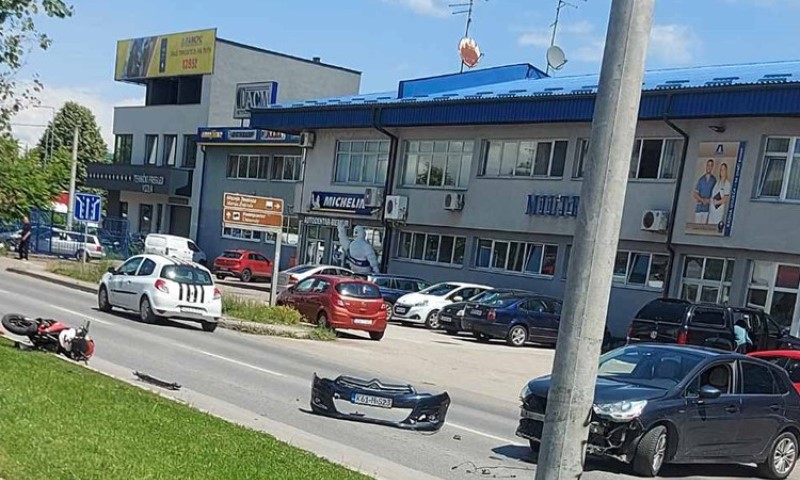 Nesreća u Banjaluci: Povrijeđena dva tinejdžera u sudaru motocikla i automobila
