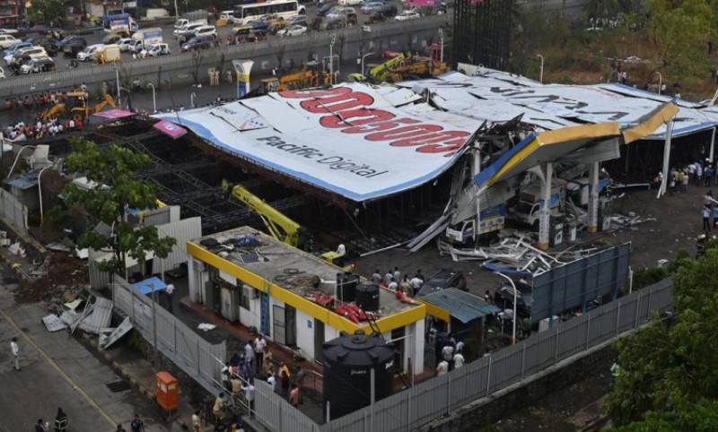 Stravična nesreća: Džinovski bilbord pao na pumpu, poginulo najmanje osam osoba