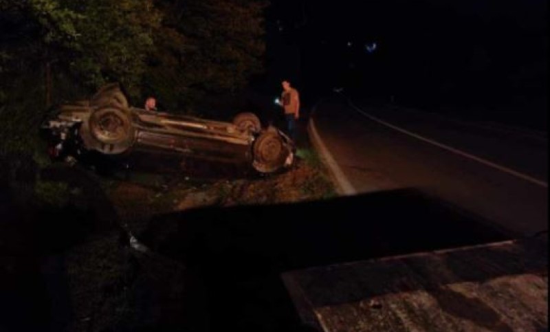 Vozači oprez! Saobraćajna nesreća na putu Foča – Goražde, automobil prevrnut na krov