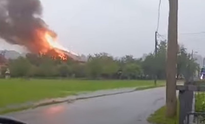 Snažno nevrijeme protutnjalo: Grom zapalio kuću, automobili plivaju u vodi VIDEO