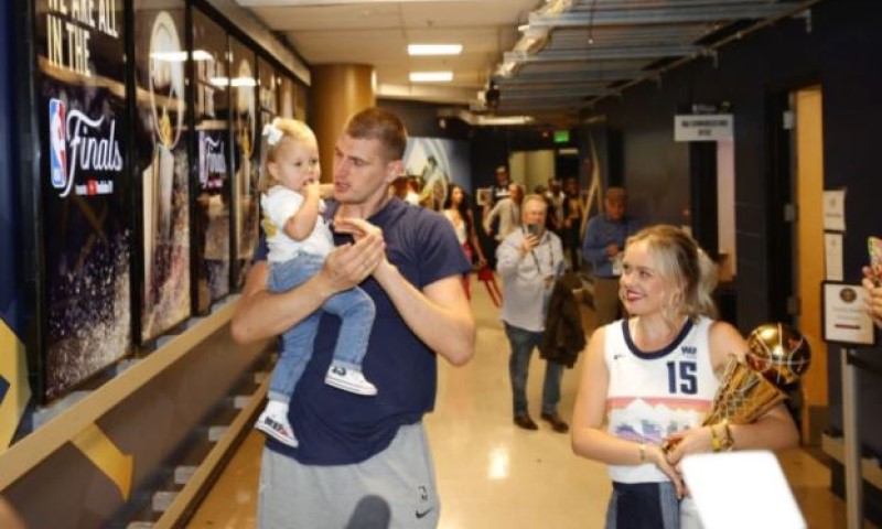 Prelijepa priča oko treće titule: Žena i kćerka poslale emotivnu poruku Nikoli Jokiću VIDEO