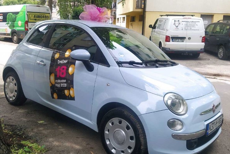 Simpatična scena u Banjaluci: Neko je mladu djevojku obradovao skupocjenim poklonom