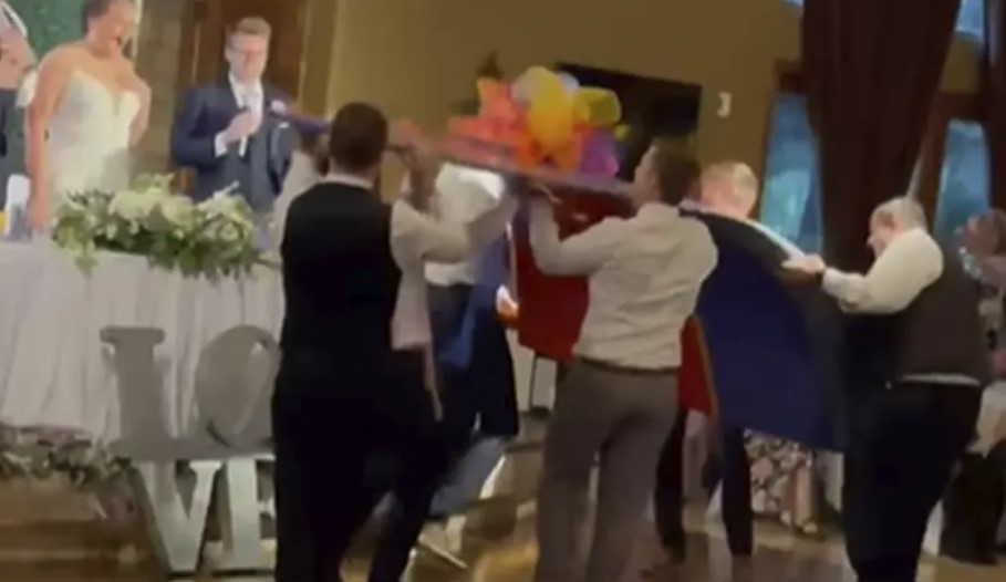 A od kuma – dio krila od aviona: Originalan svadbeni poklon za pilota i stjuardesu VIDEO