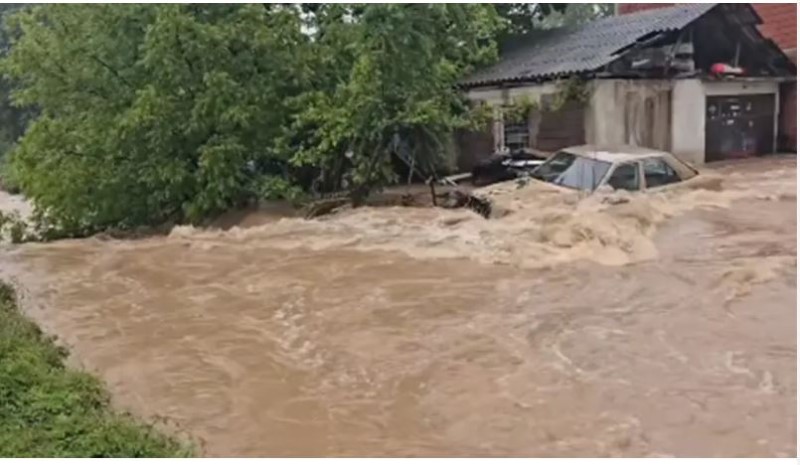 Izlila se rijeka, kuće poplavljene: Proglašena vanredna situacija u mjestu u Srbiji
