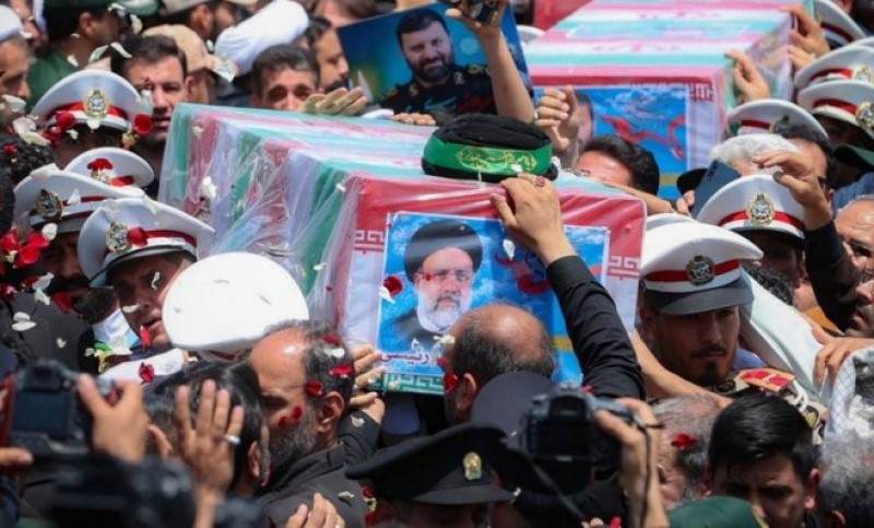 Posljednje zbogom od tri miliona ljudi: Raisi sahranjen u rodnom gradu Mašhad VIDEO