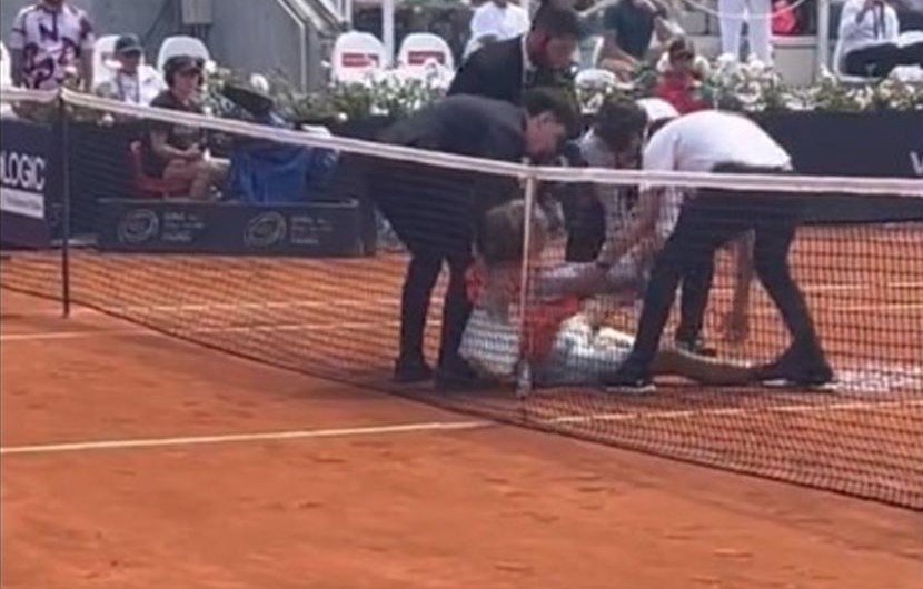 Skandal u Rimu: Navijači upali na teren i prekinuli meč VIDEO